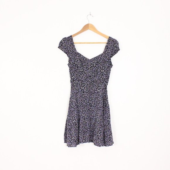 *Urban Outfitters Finnigan Floral Mini Dress - Picture 6 of 10